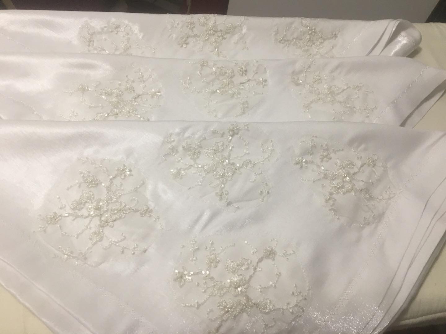 Beyaz İncili Gül Deseni Masa Örtüsü