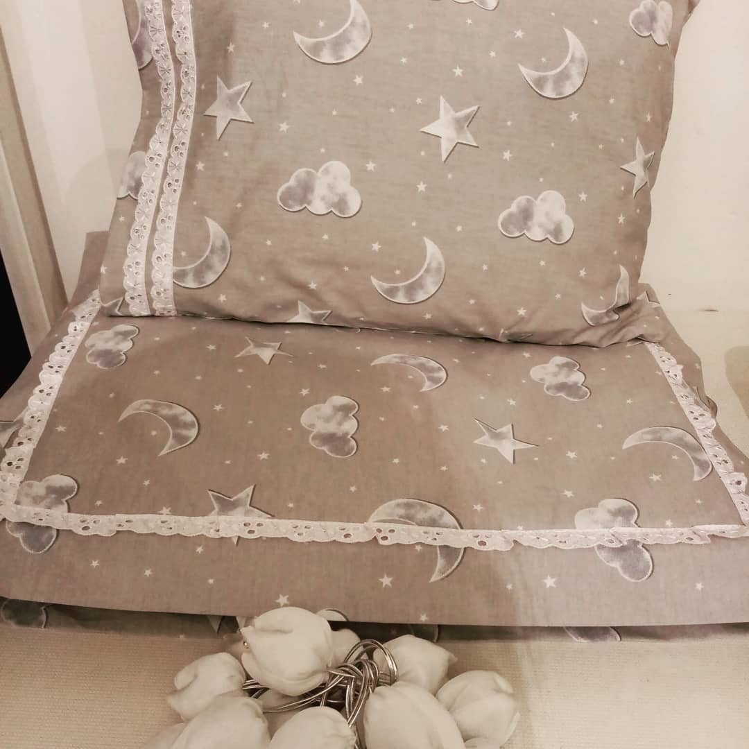 Krem Dantel Bordürlü Yastık