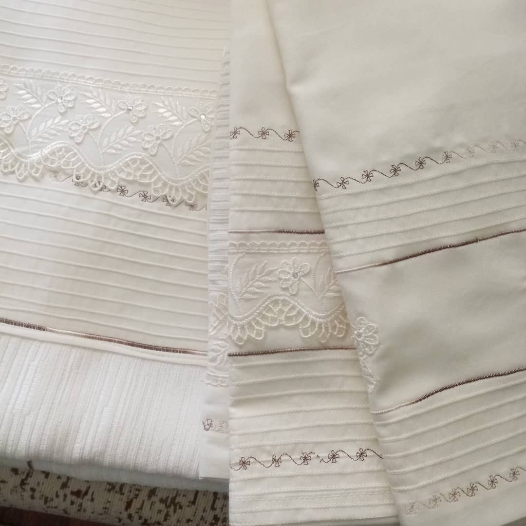 Dantel Şeritli Pudra Çiçekli Nevresim