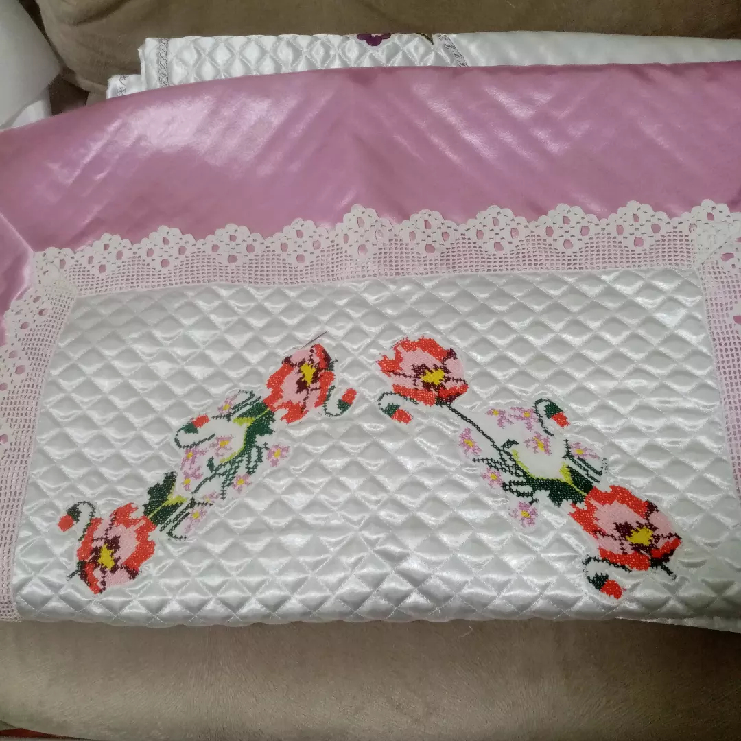 Kırmızı Çiçekli Nakışlı Yastık Kılıfı