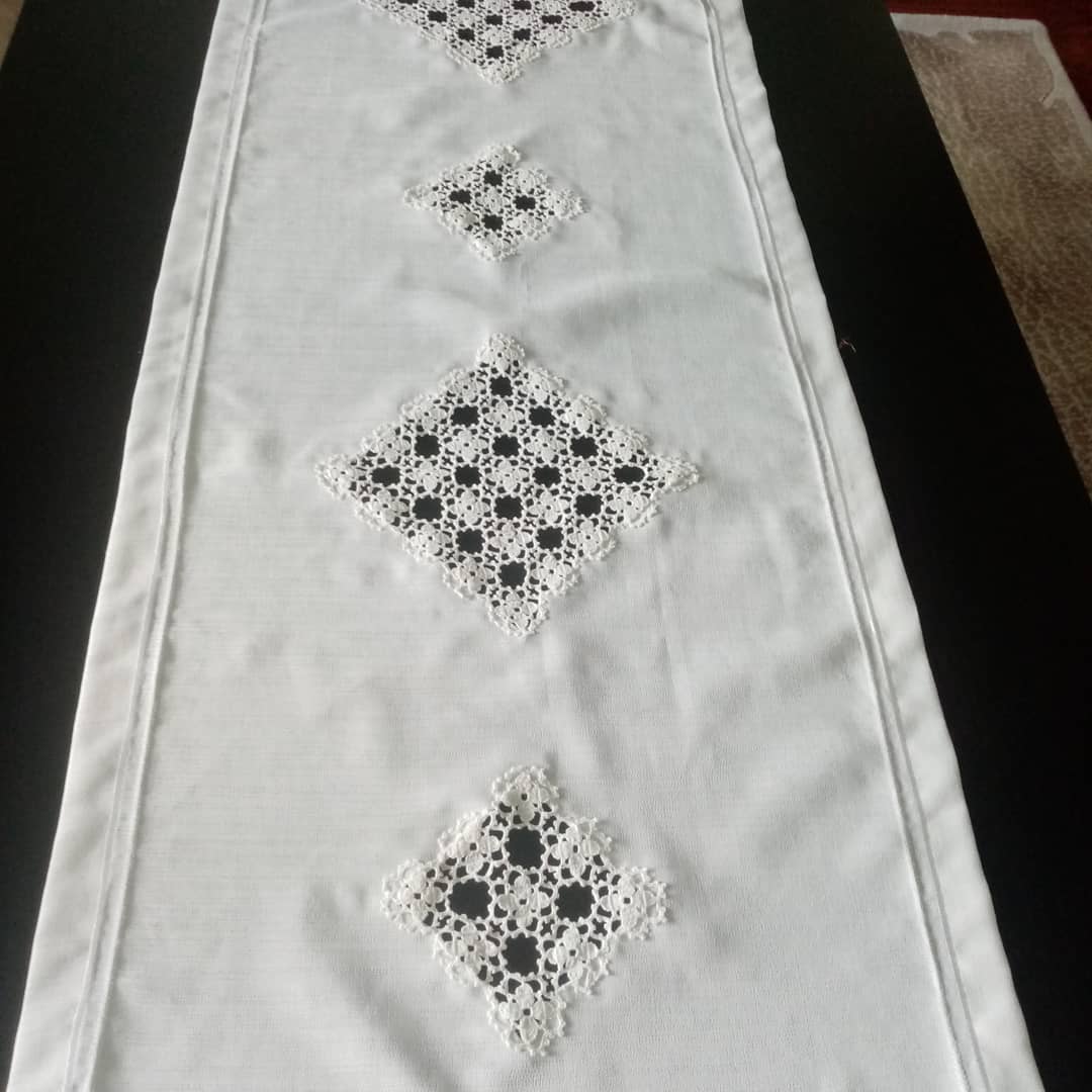 Geometrik Dantel Pencereli Masa Örtüsü
