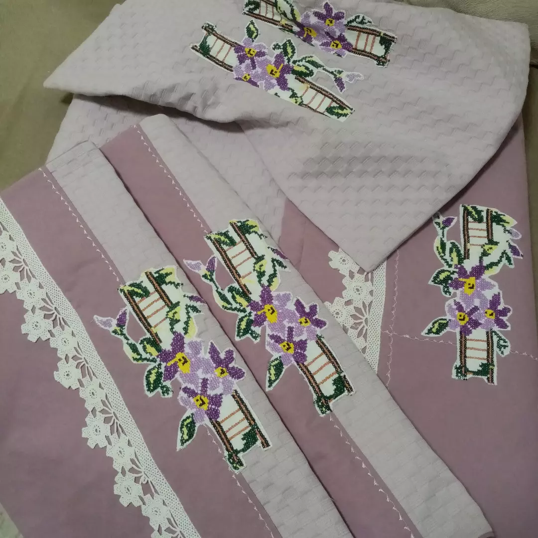Mor Çiçekli Nakışlı Linen Seti