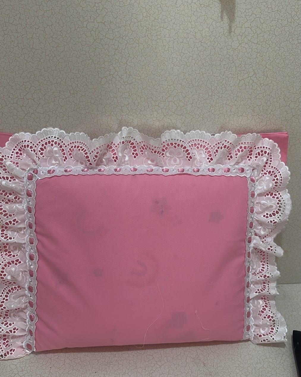 Pembe Dantel Kenarı Yastık Kılıfı