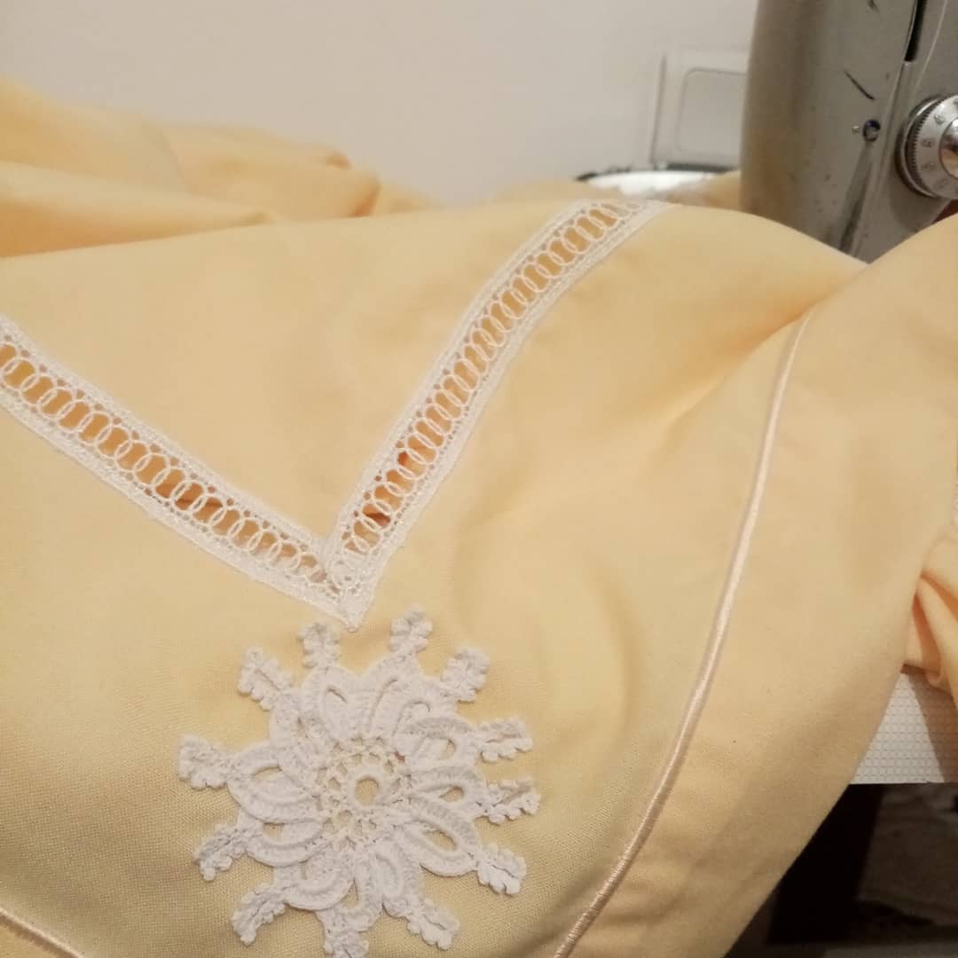 Dantel Detaylı Sarı Yastık Kılıfı