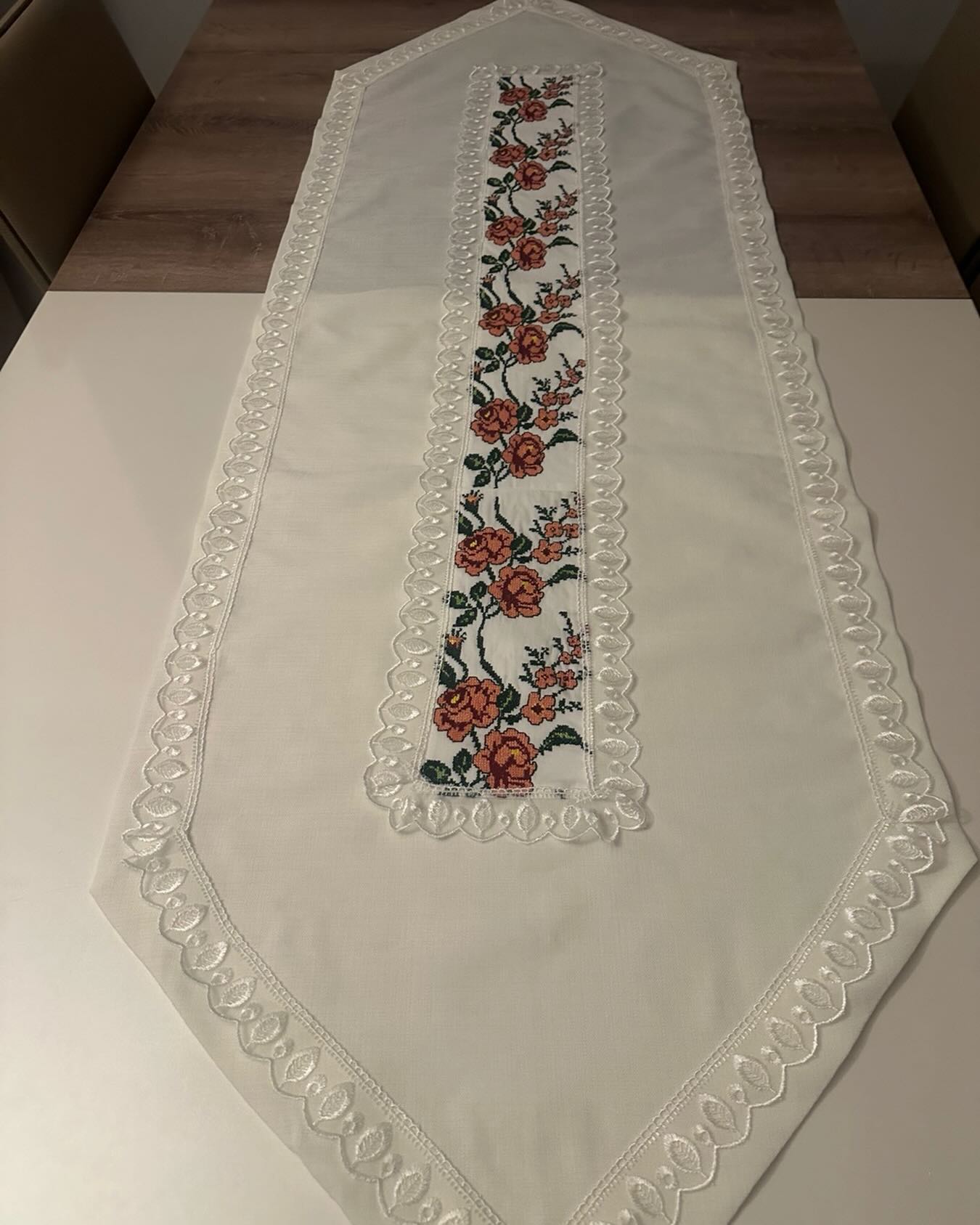 Çiçek İşlemeli Dantel Kenarı Seccade
