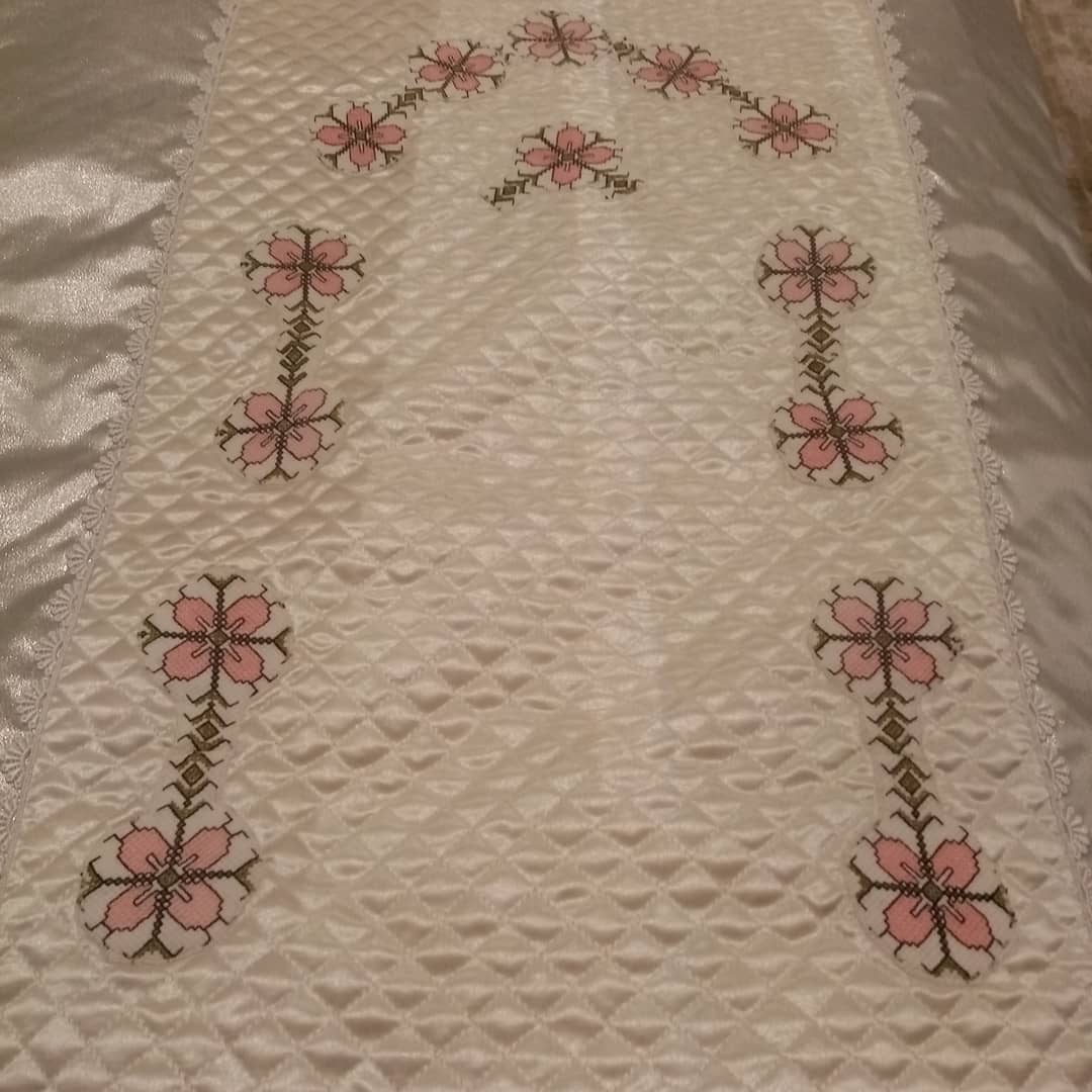 Pembe Çarpı Çiçek Nakışlı Yastık
