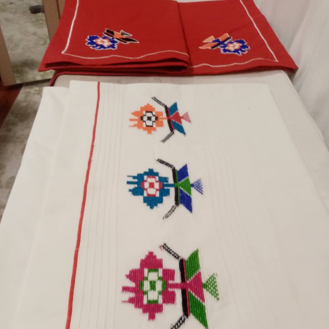 Renkli Geometrik Nakışlı Havlu Takımı