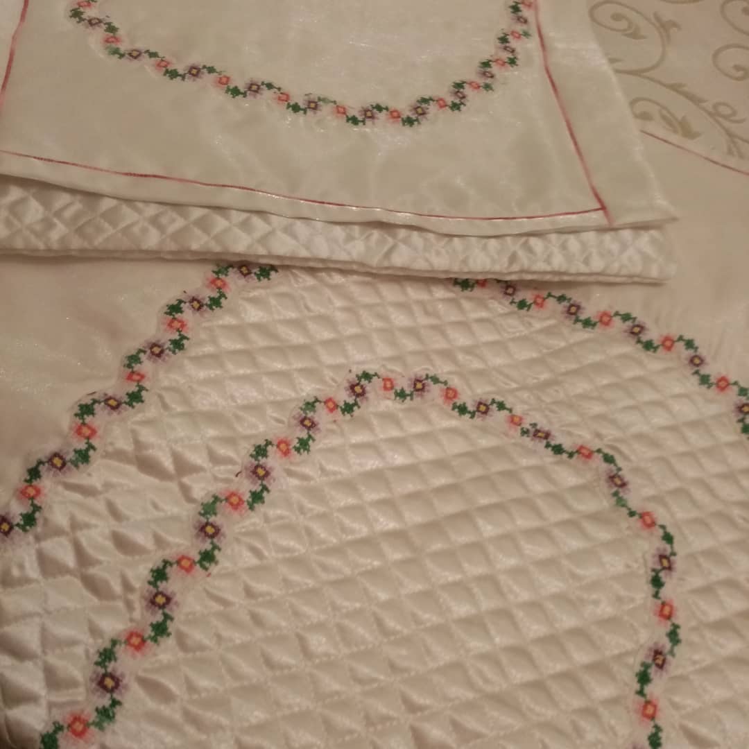 Pembe Çiçek Nakışlı Yatak Örtüsü