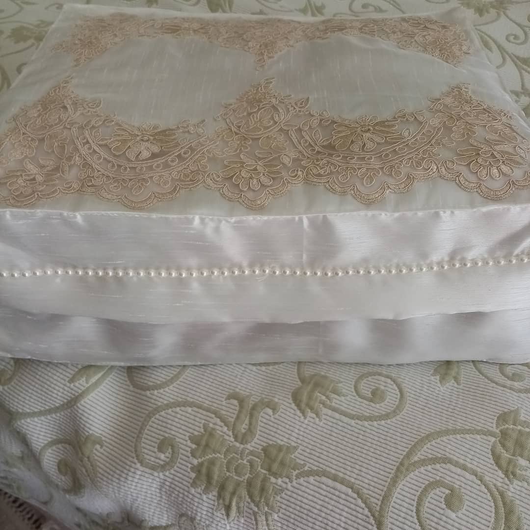 Beige Dantel Nakışlı Yastık