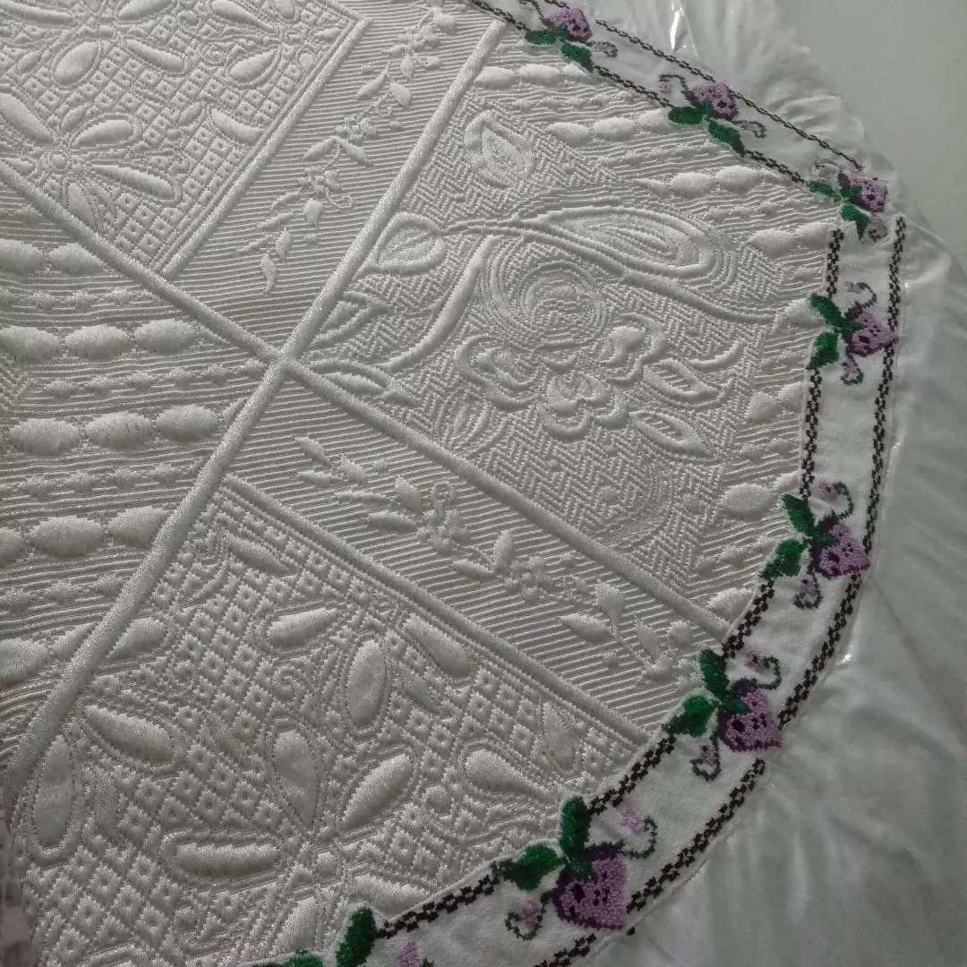 Beyaz Nakış İşlemeli Yatak Örtüsü