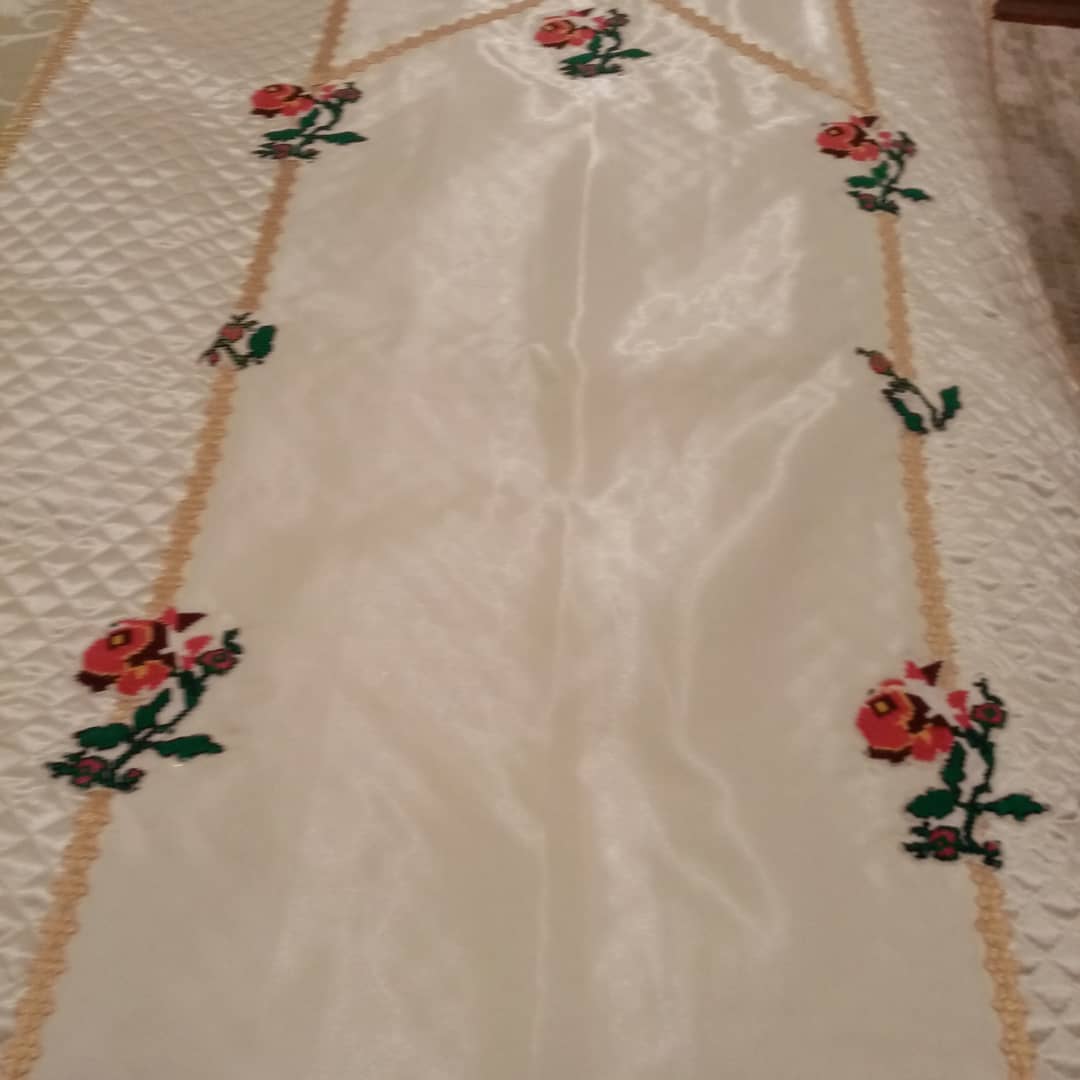 Renkli Çiçek Nakışlı Yastık