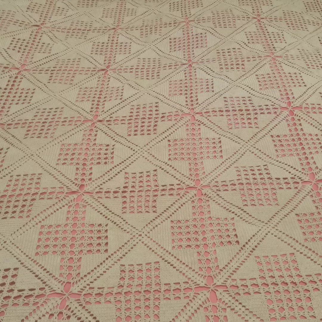 Pembe Nakışlı Krem Yatak Örtüsü