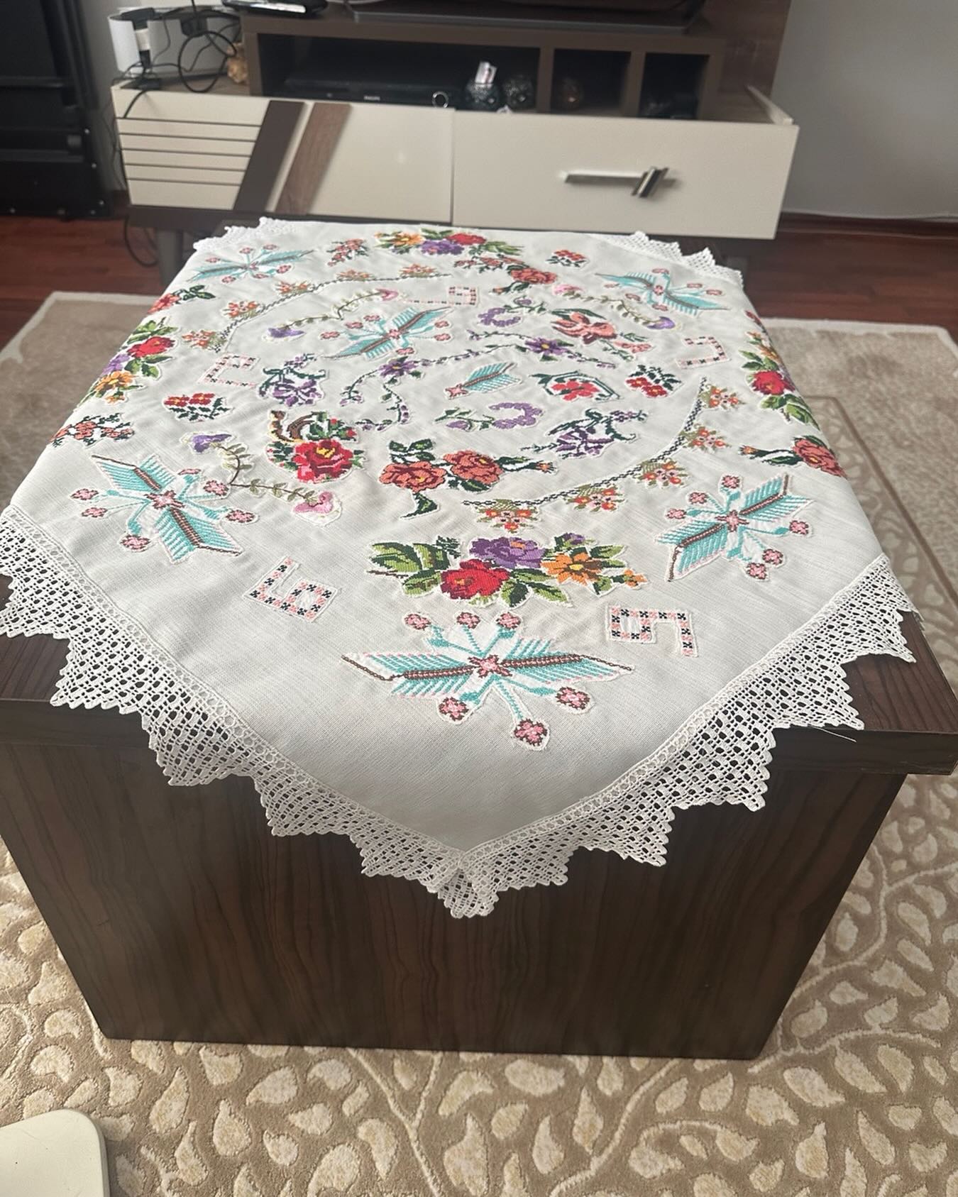 Kuş ve Çiçek İşlemeli Masa Örtüsü
