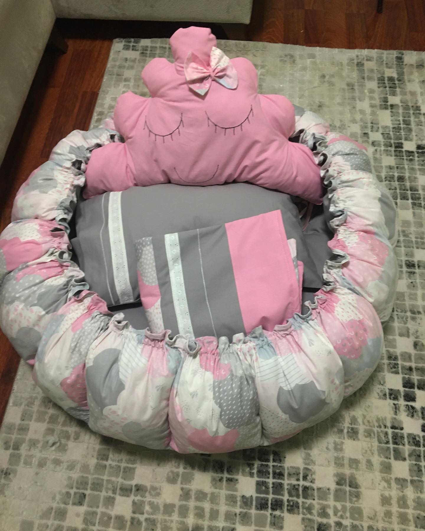 Pembe Göz İşlemeli Bebek Uyku Yastığı